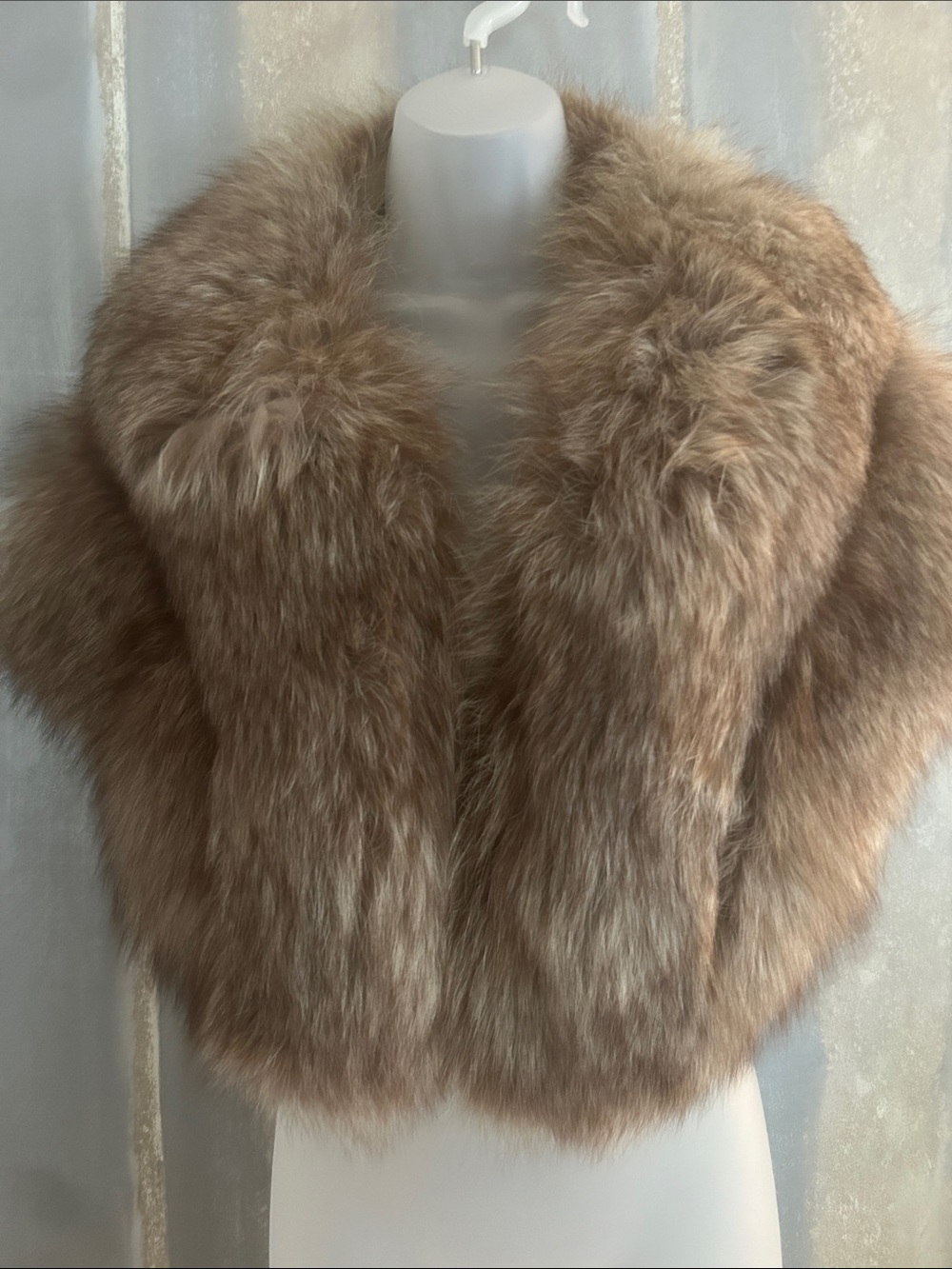 Luxurious Women's Fox Fur Shrug - Taupe/shall/Cape
